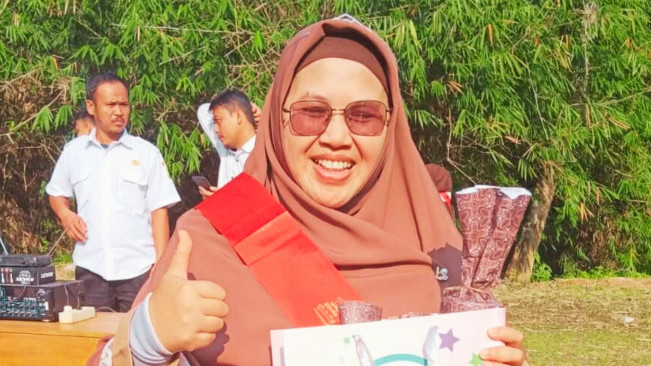 Dini Fitria, Kepsek SMAN 1 Cimarga (Instagram @sman_1cimarga)